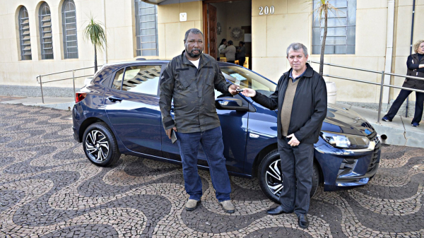 Ganhador recebe as chaves do automovel pelas maos do padre Jose Carlos Vicentin (Imagem: Milton Ura/No Click com o Senhor).