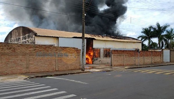 Fogo destruiu barracão de empresa, em Iacri (Foto: Bastos Já).