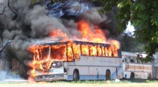 Ônibus que pegou fogo na manhã deste domingo (27) em Paulicéia ficou completamente destruído pelas chamas (Reprodução/Panorama Notícia).