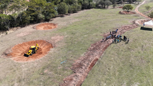Grupo de produtores rurais conhece aplicacao da barraginha no campo (Cedida/Da Assessoria).