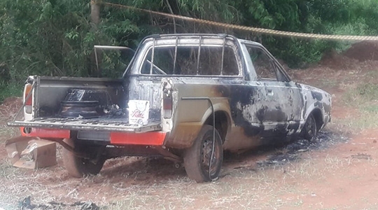 Carro foi parcialmente incendiado e corpo carbonizado (Foto: Betto Lopes/TV Fronteira).