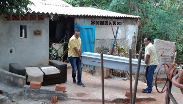Corpo da mulher foi encontrado caído na casa, com cortes e ferimentos profundos na cabeça (Fotos: Portal Bueno).