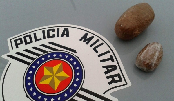 Polícia Militar encontra droga em duas porções, na bolsa e introduzida no órgão genital da mulher (Foto: Polícia Militar/Cedida).