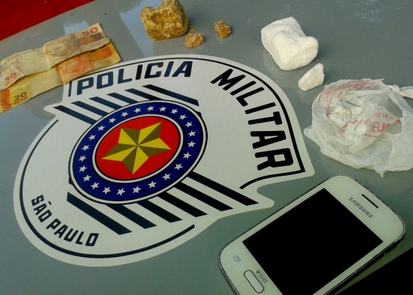 Com o homem policiais militares encontraram porções de crack e cocaína, que seriam fracionadas para venda (Foto: Cedida/Polícia Militar).