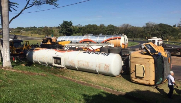 Carreta tomba na SP-294, altura do trevo de Herculândia (Fotos: Reprodução/Site Tupã Notícias).