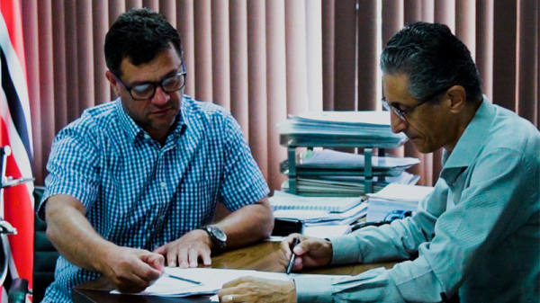 Prof. Dr. Wendel Cleber Soares e Prof. Dr. Alexandre Teixeira de Souza analisam resultados da ampliacao das vagas do FIES 2025 na FAI (Imagem: Joao Neres).