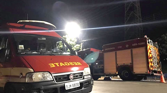 Equipes dos Bombeiros e Polícia Militar atuaram na ocorrência. Ao final, homem foi resgatado em segurança (Fotos: Siga Mais).