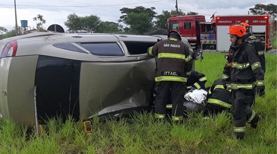 Veículo de passeio tomba no trevo da SP-294/Rotatória Lagoa Seca, nesta primeira sexta-feira de 2020 (Reprodução/Jornal Diário do Oeste).