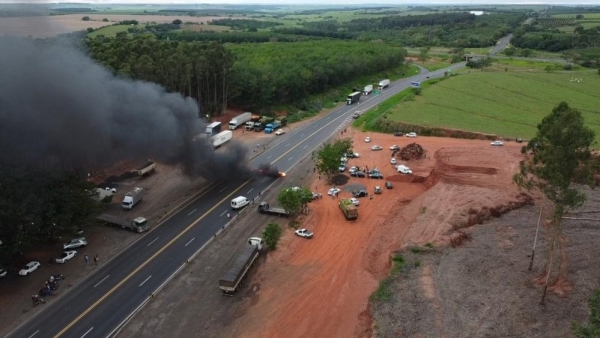 Bloqueio na SP-425 em Parapuã, nesta segunda-feira, 21 (Imagem: Portal de Notícias Guia Online Parapuã).