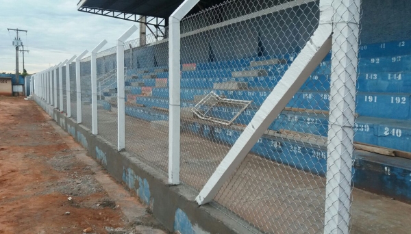 Estádio Municipal recebe obras de melhorias com troca da tela do alambrado, construção de banheiros, acessibilidade, além da saída de emergência (Foto: Assessoria de Imprensa).