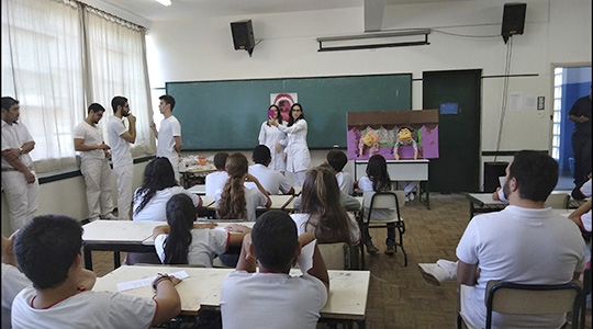 Orientações aos alunos do 6º ano incluíram teatro de fantoches, apresentação de música e dinâmica (Fotos: Profª Drª Marceli Moço Silva).