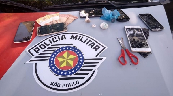 Drogas, dinheiro e celulares foram apreendidos pela PolÃcia Militar (Foto: Cedida/PM).