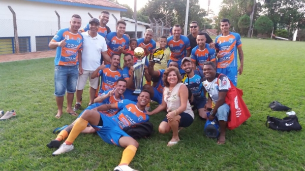 Equipe do EC San Remo conquistou o título de bi-campeão na 21ª edição do Torneio de Futebol Médio da Vila Freitas (Da Assessoria).