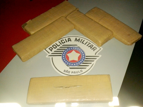Droga apreendida na operação policial de ontem (11): uma mulher foi presa por tráfico de drogas e corrupção de menores (Foto: Cedida).