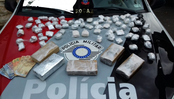 Quase 4,5 kg de drogas foram apreendidas pela Polícia Militar. Duas pessoas foram presas em flagrante sob acusação de tráfico de drogas (Foto: Cedida/PM).