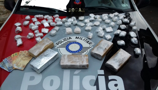 Quase 4,5 kg de drogas foram apreendidas pela Polícia Militar. Duas pessoas foram presas em flagrante sob acusação de tráfico de drogas (Foto: Cedida/PM).