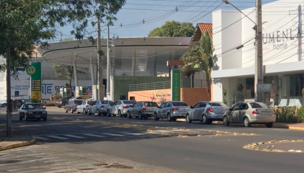 Medo de desabastecimento de combustível provoca corrida aos postos em Adamantina