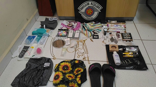 Objetos furtados pelo casal de adolescentes, em dez estabelecimentos comerciais do centro de Adamantina, são recuperados pela Policia Militar (Foto: Cedida/PM).
