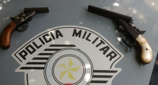 Duas garrunchas foram apreendidas, e dois homens presos por posse ilegal de arma de fogo (Foto: Cedida/PM).