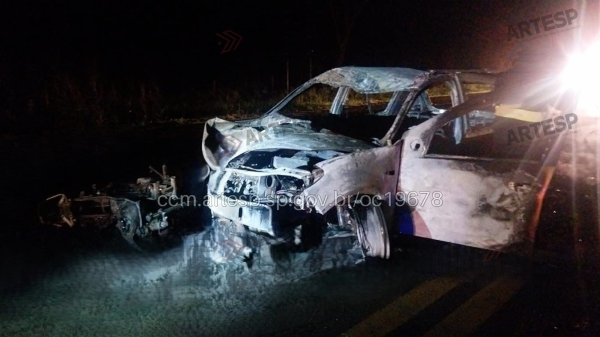 Moto e carro pegaram fogo depois da colisao. Motociclista morreu no local (Fonte: Portal CCM ? ARTESP - ccm.artesp.sp.gov.br)