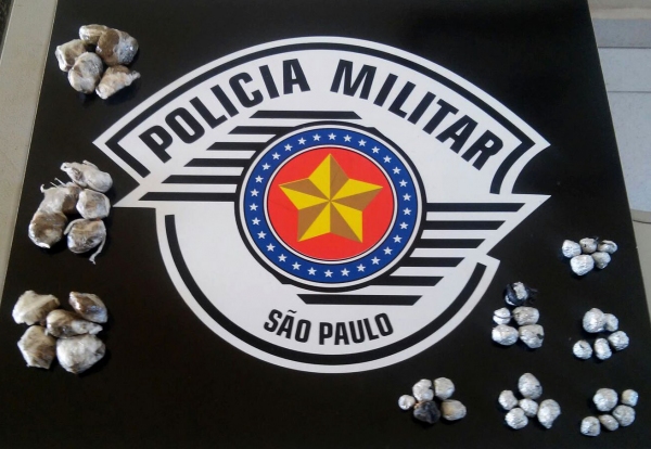 Droga apreendida totalizou 15 invólucros de maconha e 30 invólucros de crack (Foto: Cedida/Polícia Militar).