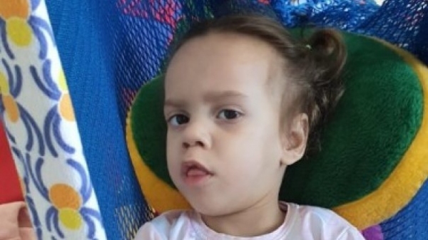 A pequena Ayla tem cinco anos e possui paralisia cerebral (Reprodução).