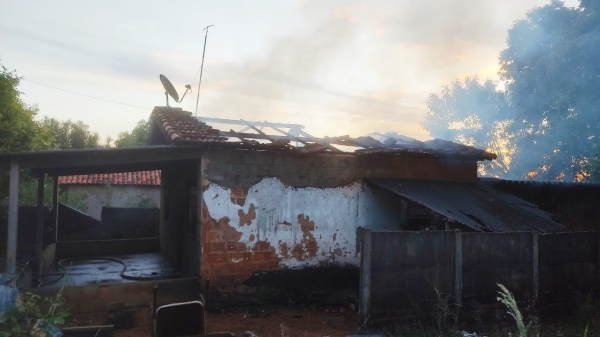 Residência foi destruída com fogo. Equipes do Bombeiros, Usina Alto Alegre e Prefeitura atuaram no combate às chamas (Reprodução/Leia O Povo).