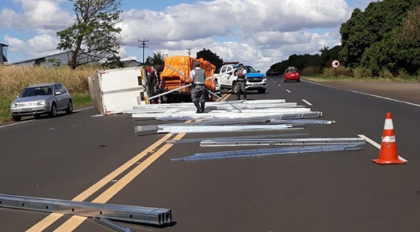 Veículo tombou na SP-294 e carga de ferragem ficou esparramada pela pista (Fotos: João Mário Trentini/Reprodução Bastos Já).