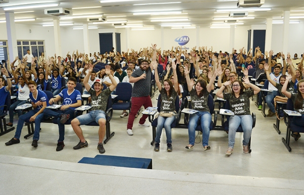 Na manhã desta segunda cerca de 300 alunos acompanharam as palestras sobre orientação profissional (Foto: Celso Fernando Sato)