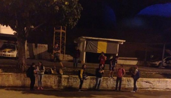 Estudantes que eram transportados em pé tiveram que descer do ônibus e aguardar novo veículo para o transporte (Reprodução/Ocnews).