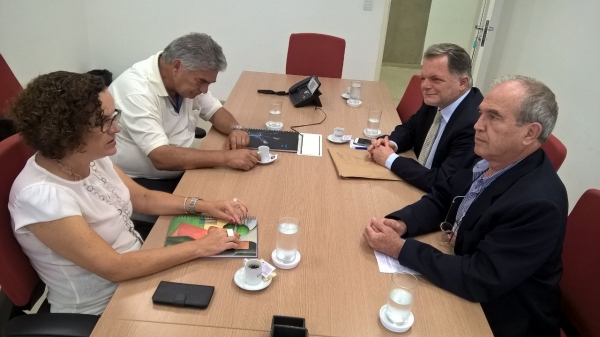 Dr. Pacheco com deputado Mauro Bragato e os assessores técnicos do Centro Paula Souza, Rosangela e Aguinaldo (Foto: Cedida).