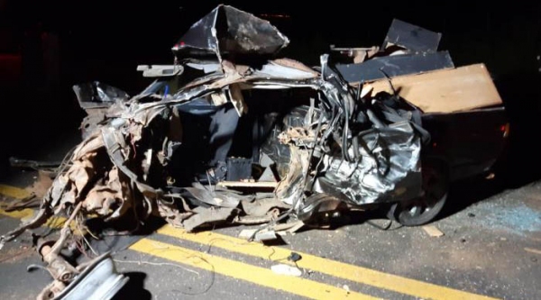 Carro ficou completamente destruÃdo. Condutor morreu no local do acidente (Reprodução: Portal NC/Pompéia).
