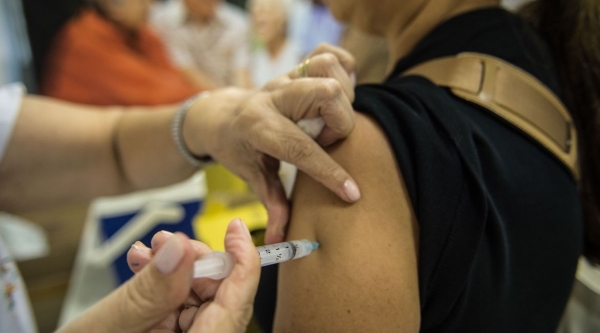 Todos os grupos prioritários podem procurar qualquer uma das UBS de Adamantina, de segunda a sexta, das 8h às 16h, para receber a dose da vacina (Foto: Marcelo Camargo/Agência Brasil).