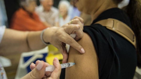 Números apontam que 56% da população idosa, acima de 60 anos de idade, estão com vacinação contra influenza  (Foto: Marcelo Camargo/Agência Brasil).