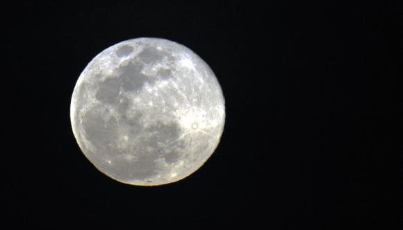 A lua não chegava tão perto assim da Terra desde 1948 e não voltará a fazê-lo até 2034 (Imagem: Arquivo Agência Brasil).