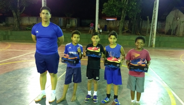 O professor de educação física Luiz Gustavo Cardoso Machado com um grupo de alunos da Escolinha de Futsal do Jardim Adamantina (Imagem: Cedida).
