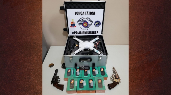 Um drone, celulares e revólveres foram apreendidos na casa onde houve a troca de tiros (Foto: Cedida/PM).
