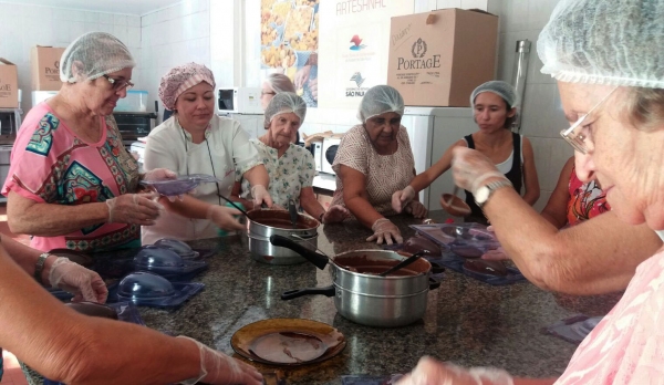 Assistência Social realiza oficina e ensina a produzir ovos de chocolate (Foto: Divulgação).