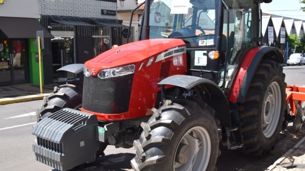 Município recebeu um trator Massey Ferguson e cinco implementos agrícolas (Divulgação/PMA).