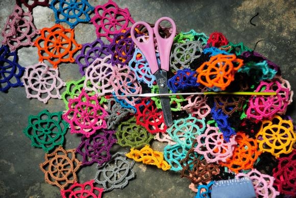 A legislação define como artesão toda pessoa que desempenha atividades profissionais de forma individual, associada ou cooperativada, com predomínio manual, podendo contar com o auxílio de ferramentas e outros equipamentos (Foto: Fernando Frazão/Agência Brasil).