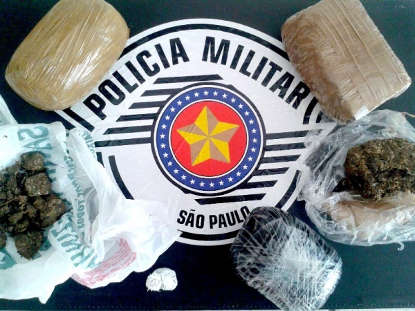Droga apreendida pela Polícia Militar em Lucélia: parte estava introduzida em mulher e seria levada para presídio, e outra parte estava sendo preparada, no quarto do hotel onde estava hospedada (Foto: Polícia Militar/Cedida).