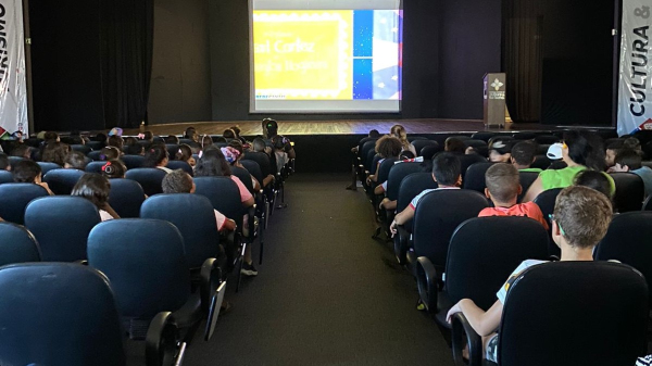 Exibi??o audiovisual para alunos da Emef Teruyo Kikuta (Acervo Pessoal).