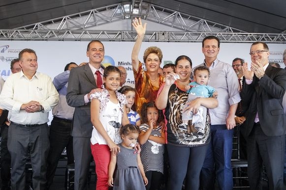 A presidenta Dilma Rousseff entrega as chaves a Ana Raquel da Silva, na inauguração de unidades habitacionais do Programa Minha Casa, Minha Vida (Roberto Stuckert Filho/PR/Agência Brasil)