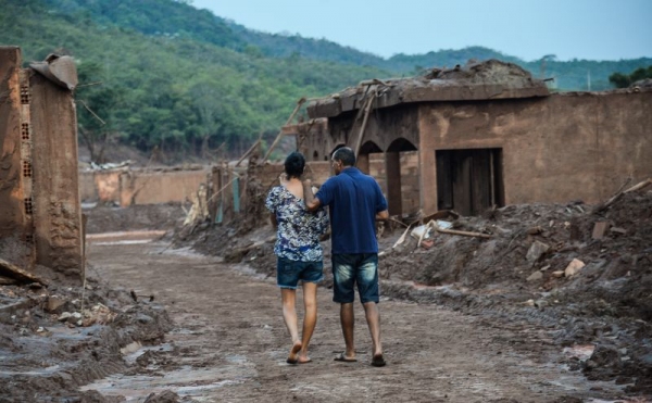 Moradores desolados em Mariana (MG) (Foto: Antonio Cruz/ Agência Brasil).
