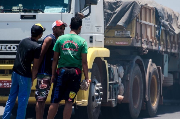 Protesto de caminhoneiros na BR-040 (Foto: Agência Brasil).