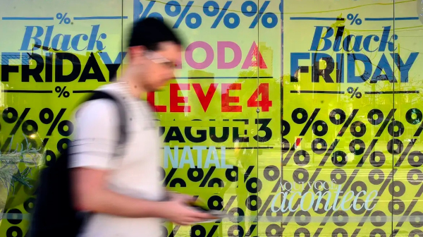 Comércio aposta em ofertas da Black Friday para atrair consumidores às compras (Imagem/Agência Brasil).