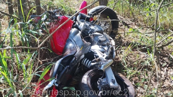 Moto que era conduzida pelo policial (Imagem: CCM/Artesp).