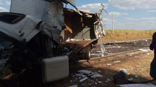 Um dos caminhões envolvido no acidente, onde estava o motorista socorrido em estado grave (Reprodução: Site Jorge Zanoni).