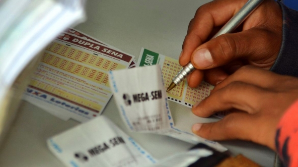 Segundo a Caixa, 49 apostas fizeram cinco acertos e ganharam o prêmio de R$ 35.909,19, uma delas em Adamantina (Foto: Wilson Dias/Agência Brasil).
