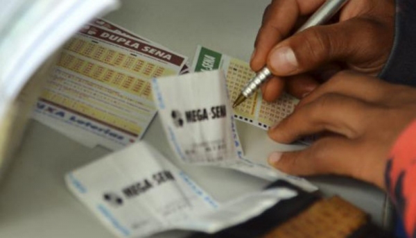 Apostas na Mega da Virada podem ser feitas até as 14h (horário de Brasília) de sábado em qualquer agência lotérica do país (Foto: Wilson Dias/Agência Brasil).